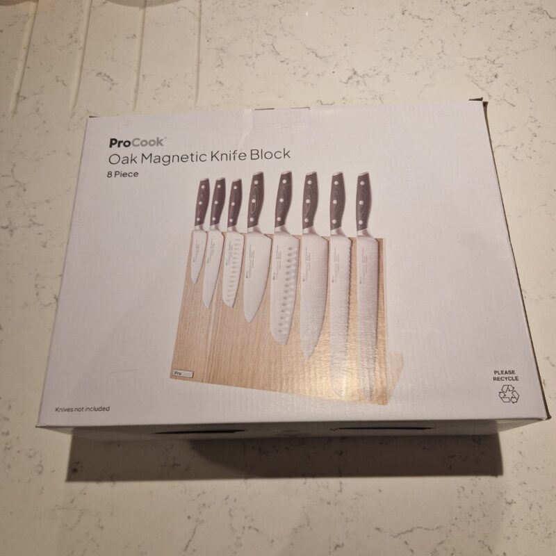 Procook 8-piece Damascus 67 Japanese Knife Set on Oak Magnetic Block (Brand New)) - Image 2