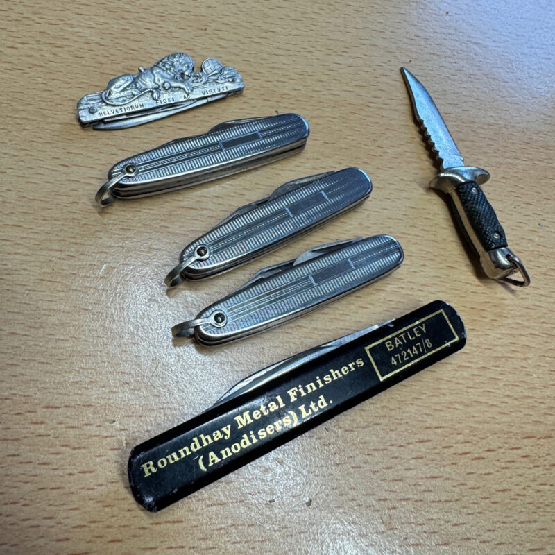 5 pocket knives and a Souvenir fixed blade - Image 3