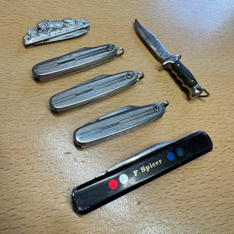 5 pocket knives and a Souvenir fixed blade - Image 4