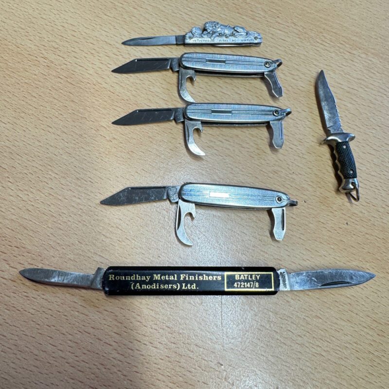 5 pocket knives and a Souvenir fixed blade